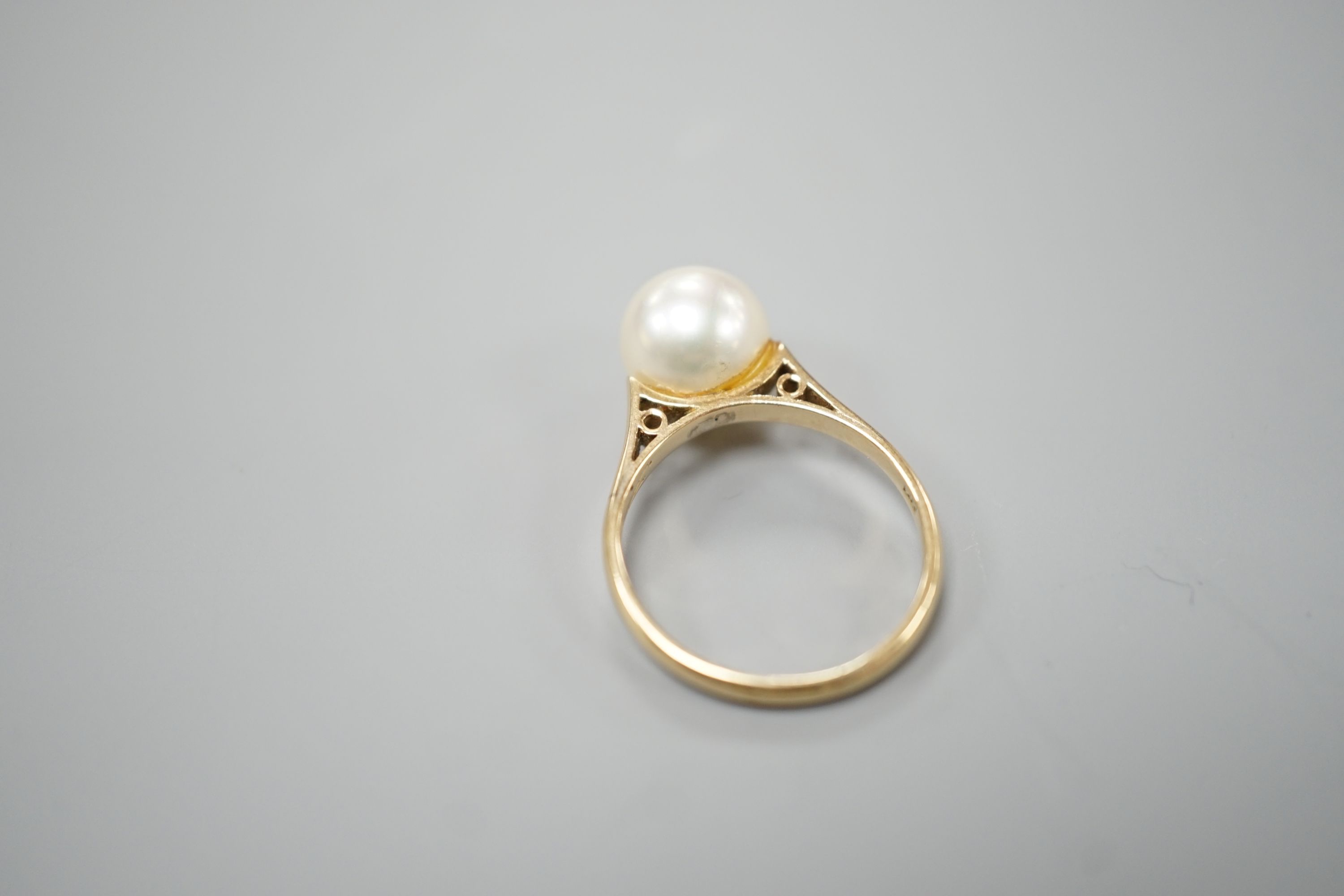 A modern 14k and single stone cultured pearl set ring, size H/I, gross weight 2.1 grams.